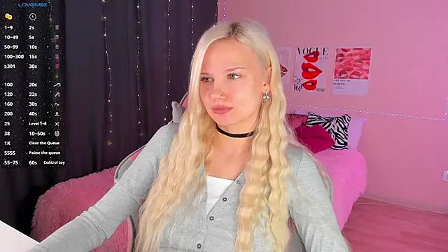 murmurmiace online show from December 5, 2025, 10:13 am