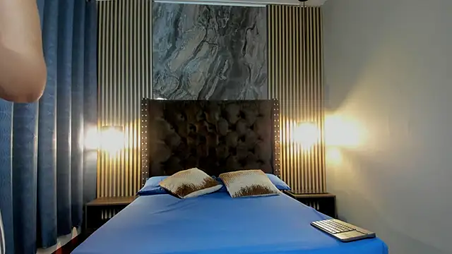 Alyra Moon online show from December 3, 2025, 4:20 am