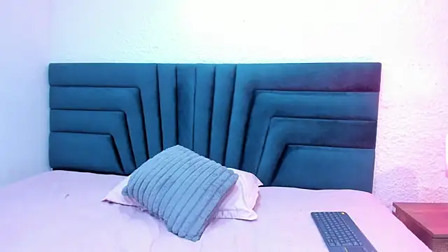 VictoriaRouge  online show from January 15, 2026, 3:55 am