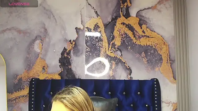 Evy Luxx v online show from April 15, 2026, 8:20 pm