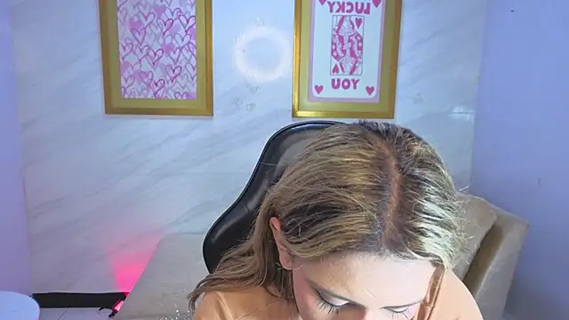 Evy Luxx v online show from April 18, 2026, 3:32 am