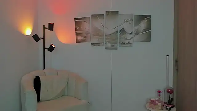 haileyflorez  online show from February 17, 2026, 5:19 pm