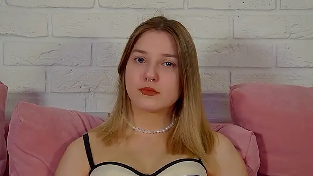 TinnaBurton online show from April 21, 2026, 7:06 pm