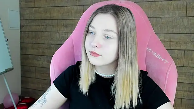 TinnaBurton online show from April 22, 2026, 4:30 pm