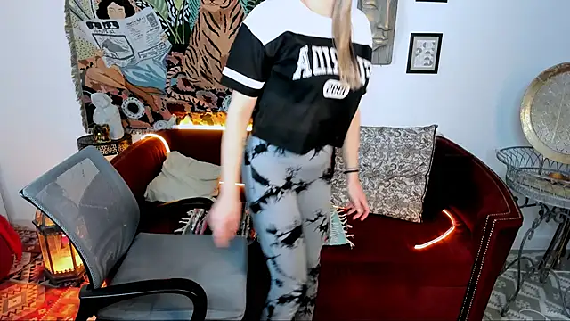 SandraLindsey online show from December 5, 2025, 1:52 pm