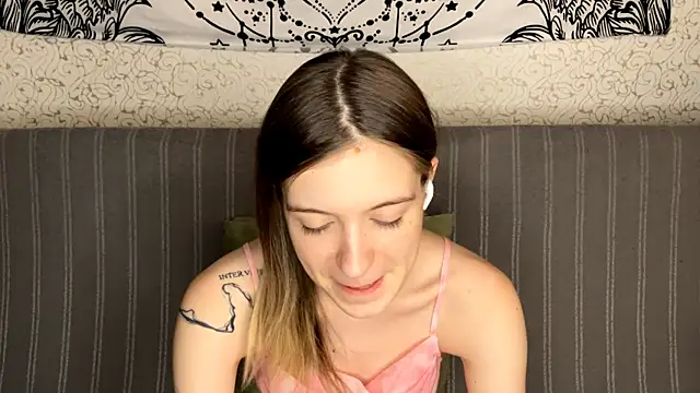 MiriamDongo online show from November 21, 2025, 1:10 pm