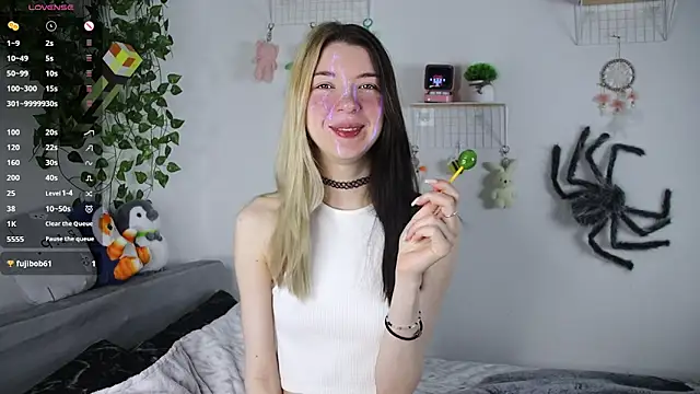 Snapshot of Emmie_shy chatting on November 19, 2025, 11:10 am Emmie shy online show from November 19, 2025, 11:10 am