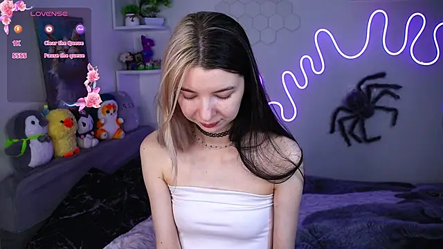Snapshot of Emmie_shy chatting on April 28, 2026, 8:47 pm Emmie shy online show from April 28, 2026, 8:47 pm