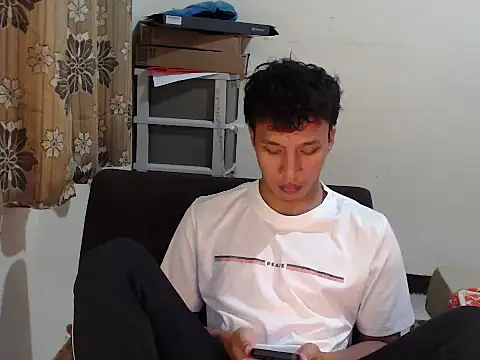 Snapshot of newgys chatting on March 9, 2026, 3:05 pm newgys online show from March 9, 2026, 3:05 pm