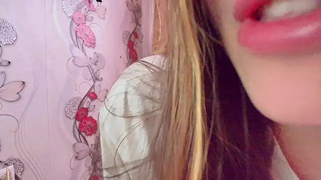 KristinaScott online show from November 28, 2025, 11:24 am