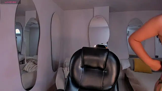 SophieLanne online show from March 8, 2026, 3:43 am