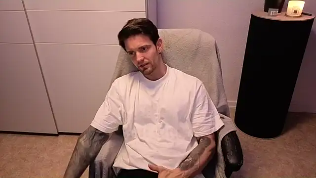 Snapshot of Mystery_Mark chatting on November 28, 2025, 8:55 pm Mystery Mark online show from November 28, 2025, 8:55 pm