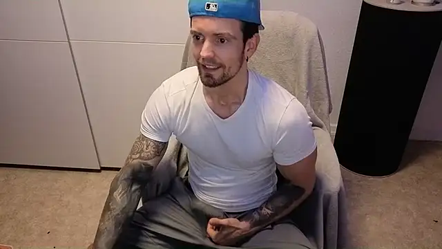 Snapshot of Mystery_Mark chatting on December 5, 2025, 8:38 pm Mystery Mark online show from December 5, 2025, 8:38 pm