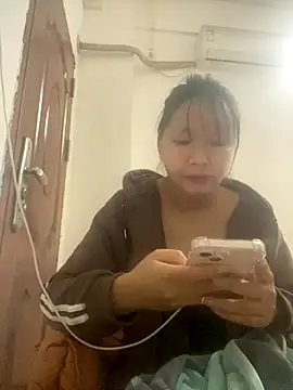 yiyi0316 online show from November 21, 2025, 4:49 pm