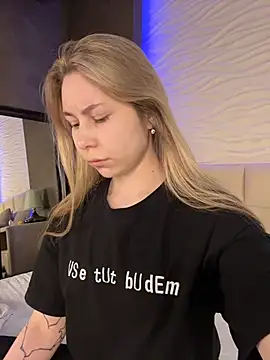 -SaraBlack- online show from April 18, 2026, 5:17 pm