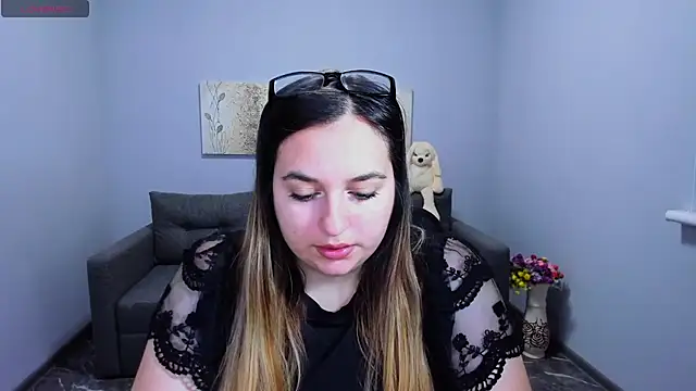 Maria Bond online show from November 28, 2025, 6:49 am