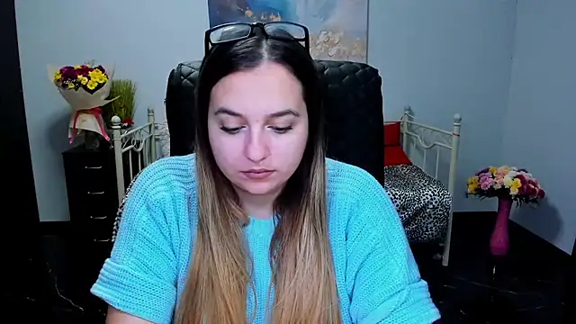 Maria Bond online show from December 5, 2025, 6:55 am