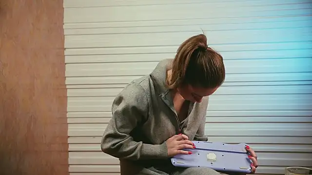 CrystleScozzafava online show from November 21, 2025, 6:06 pm