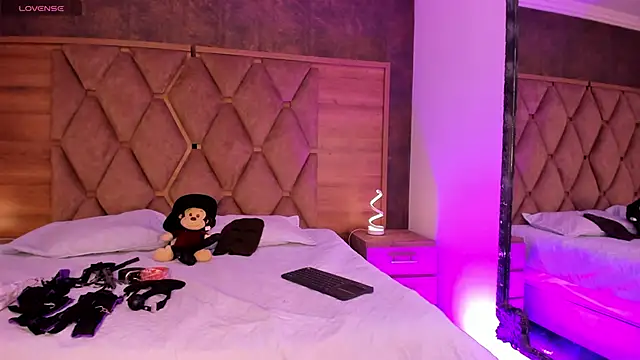 VictoriaSaenz1  online show from November 17, 2025, 4:51 am