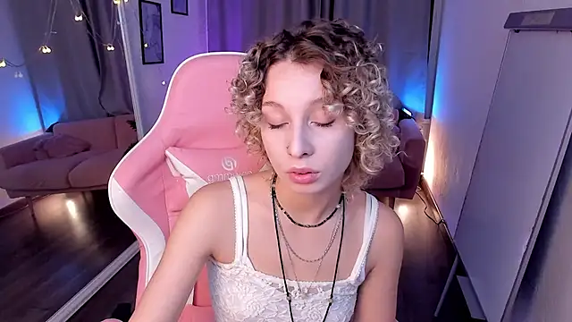 Mary Wohlberg online show from December 5, 2025, 5:27 am