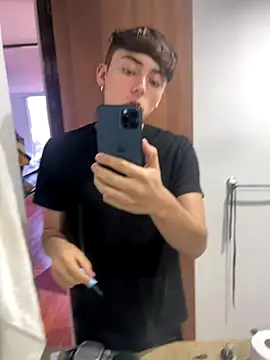 Boyfriend-Hot online show from November 17, 2025, 10:26 pm