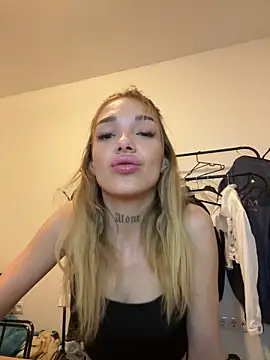 lunababy77 online show from November 17, 2025, 4:13 pm