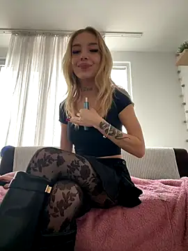 lunababy77 online show from December 5, 2025, 12:47 pm