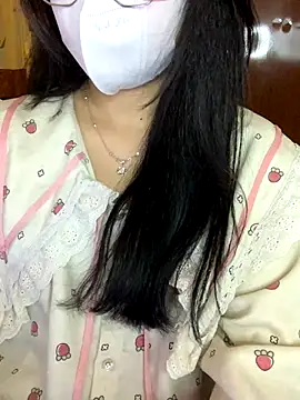 Hanni 22 online show from November 27, 2025, 4:09 pm