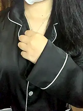 Hanni 22 online show from December 1, 2025, 12:21 pm