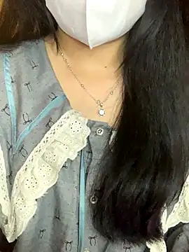 Hanni 22 online show from December 3, 2025, 2:37 pm