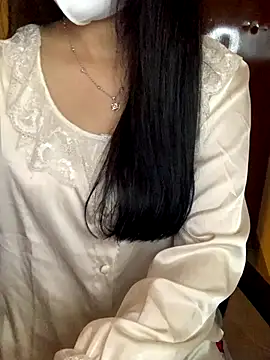 Hanni 22 online show from December 4, 2025, 2:26 pm