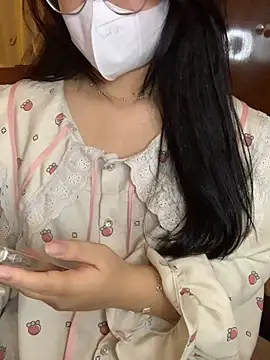 Hanni 22 online show from December 5, 2025, 3:30 pm