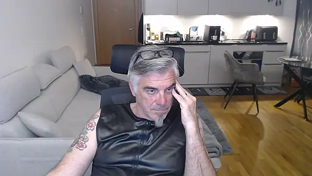Buidapest online show from April 29, 2026, 2:37 am