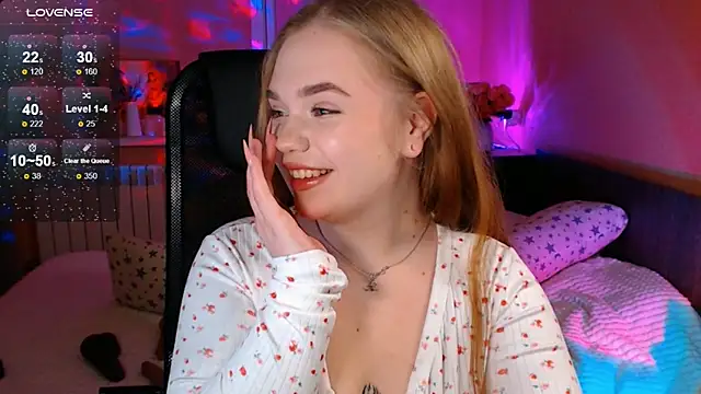 EmiRisse online show from November 28, 2025, 4:42 pm