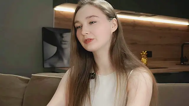 Eliravelvet online show from November 18, 2025, 6:12 pm