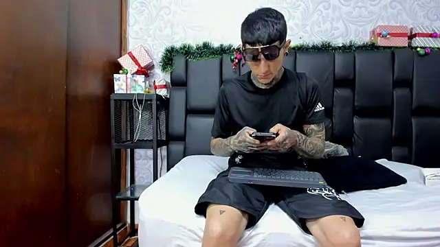 RileyNora online show from November 26, 2025, 12:50 pm