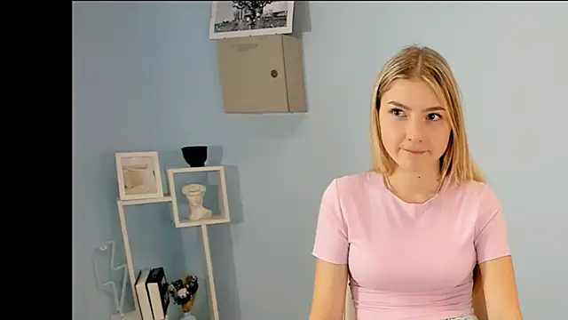 LaunaStrate online show from November 23, 2025, 7:19 am