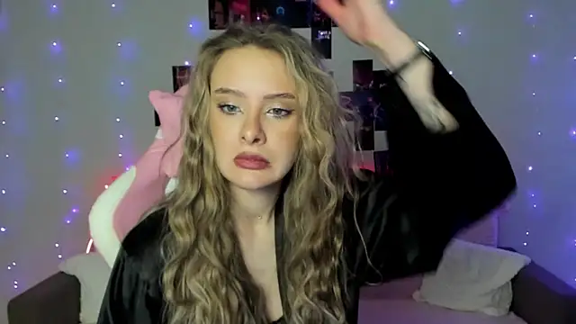 Suzie Q69 online show from November 30, 2025, 8:51 am