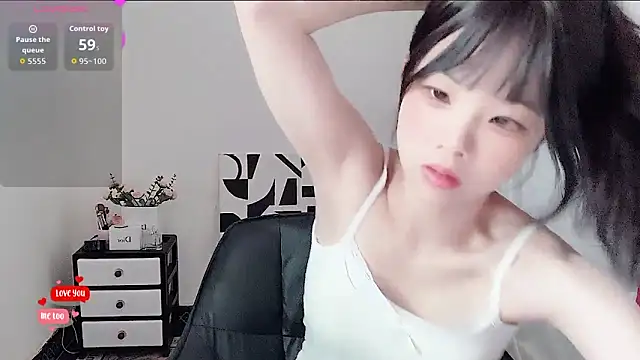 Snapshot of bunny-- chatting on May 17, 2026, 5:05 am bunny-- online show from May 17, 2026, 5:05 am