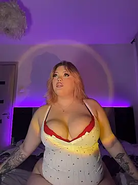 Laylaa Star online show from November 19, 2025, 9:48 pm