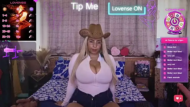 Snapshot of LaReineCleo chatting on February 23, 2026, 11:07 am LaReineCleo online show from February 23, 2026, 11:07 am