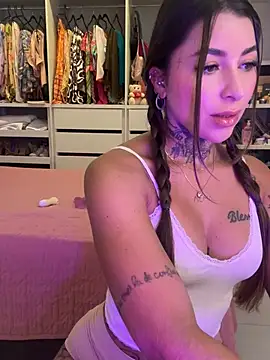 thauanydemontie online show from May 26, 2026, 5:53 pm
