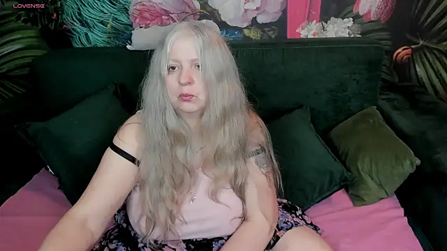 Snapshot of mariabelladonna chatting on May 16, 2026, 10:36 am mariabelladonna online show from May 16, 2026, 10:36 am