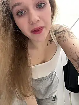 Snapshot of RussianWoman chatting on January 9, 2026, 4:48 am RussianWoman online show from January 9, 2026, 4:48 am