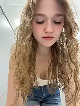Snapshot of RussianWoman chatting on July 7, 2026, 2:03 am RussianWoman online show from July 7, 2026, 2:03 am