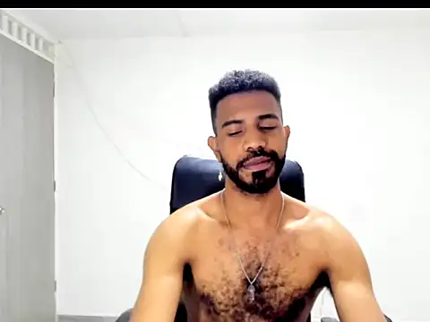 alberthot11 online show from April 7, 2026, 1:44 pm