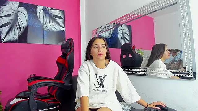 MiaAndTeylor online show from December 1, 2025, 8:19 am