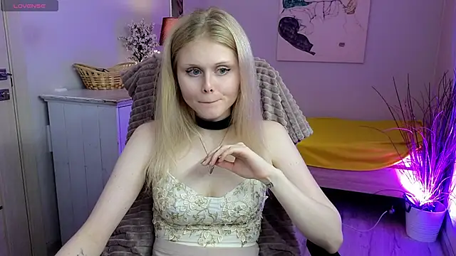 AnoraAmore online show from December 4, 2025, 6:01 am