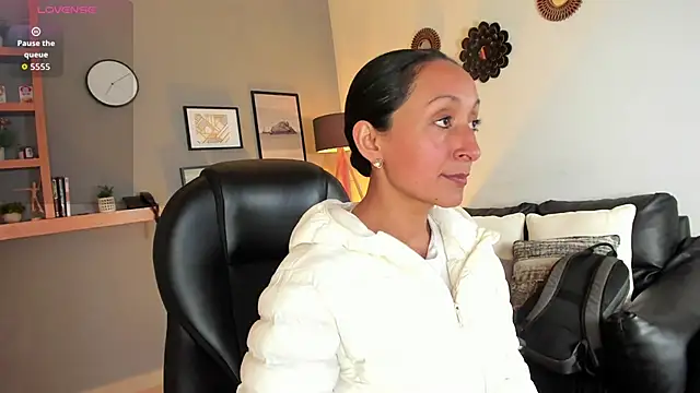 Violet Kumar online show from December 4, 2025, 7:33 pm