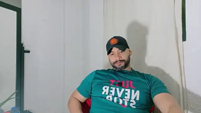 Snapshot of musclehetero chatting on June 28, 2026, 9:15 am musclehetero online show from June 28, 2026, 9:15 am